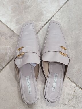 NEIL J RODGERS Cream Leather Slip-On Mule with Gold Buckle